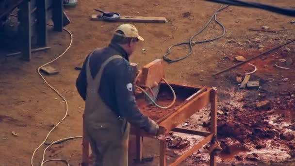 Şçiler Inşaat Alanındaki Kesme Ekipmanlarını Temizler Zaman Aşımı — Stok video
