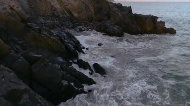 Ondas Oceânicas Batendo Rochas Pôr Sol — Vídeo de Stock