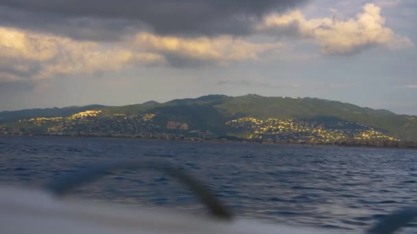 Прибрежный Пейзаж Быстрой Лодки Плывущей Медленном Движении — стоковое видео