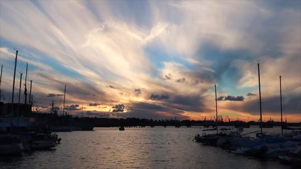 Deniz Görkemli Gökyüzü Gün Batımında Bulutlar Parlak Renklerle — Stok video