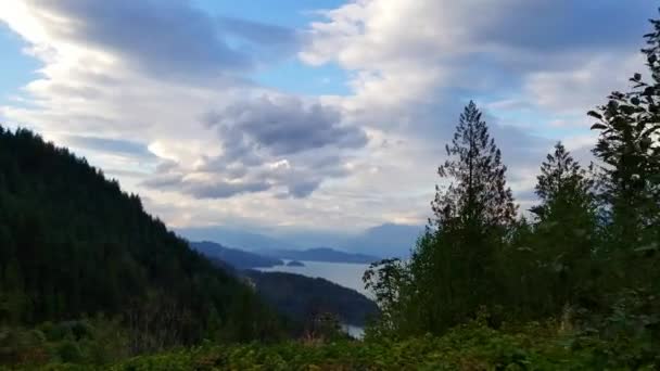 Offroad Condução Com Vistas Incríveis Grande Lago Montanhas Circundantes Dia — Vídeo de Stock