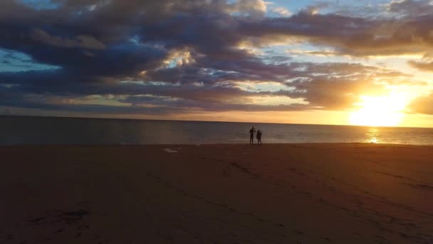 Drone Silhouette Uomo Una Donna Mentre Volano Rivelando Bellissimo Tramonto — Video Stock