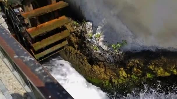 一个由木头制成的瀑布式机械轮正在转动 将机械能转化为电能 — 图库视频影像