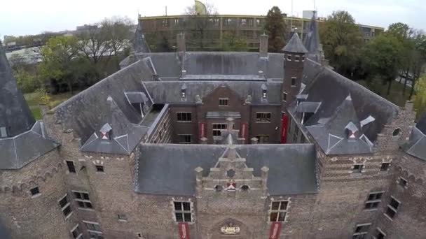 Überflugschloss Und Aufzug Der Hof Von Oben Nach Unten Zeigt — Stockvideo