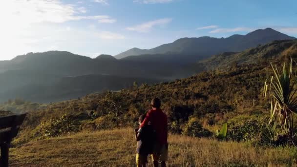 インドネシアのパプア州の山々で撮影された息をのむような空撮映像 — ストック動画