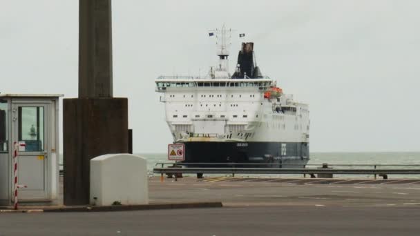 Telephoto Shot Ferry Arriving Harbor — Stock Video
