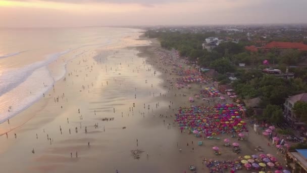 Wysoki Kąt Widzenia Ludzi Spacerujących Plaży Bali Indonezja — Wideo stockowe