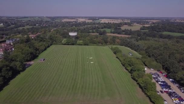 Drone Luchtfoto Vliegen Vers Gesneden Veld Trent Park Met Parkeerplaats — Stockvideo