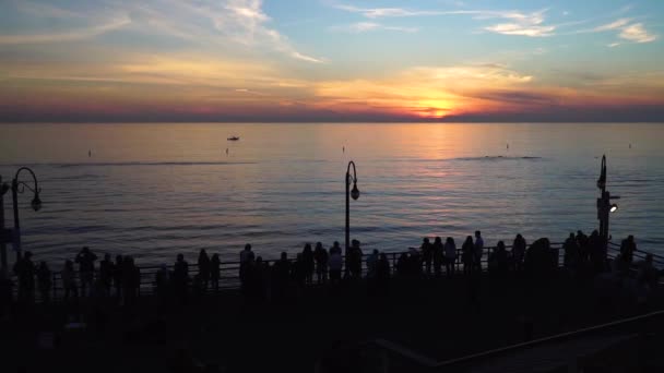 Penonton Menunggu Matahari Terbenam Dermaga Santa Monica — Stok Video