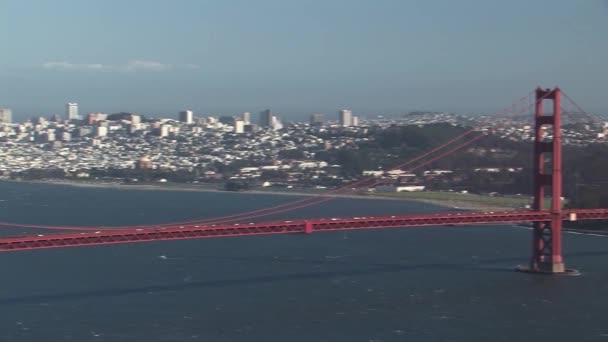 Pan Shot Langs Golden Gate Bridge California Verenigde Staten — Stockvideo