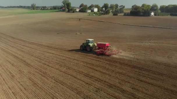 Imágenes Aéreas Una Máquina Coser Remolcada Por Tractor Moderno Que — Vídeo de stock