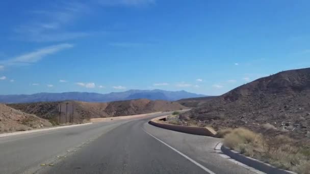 Auf Einem Kurvenreichen Highway Der Wüste Fahren Und Beim Abbiegen — Stockvideo