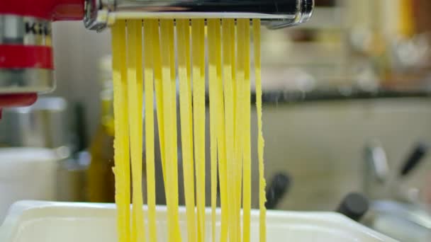 Close Van Een Pasta Snijmachine Maken Van Traditionele Italiaanse Fettuccini — Stockvideo