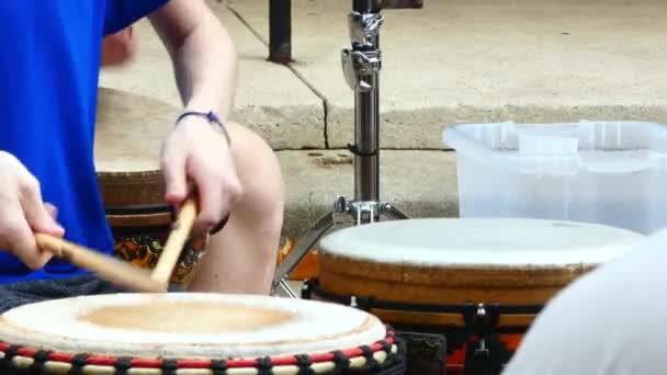 Baterista Toca Dois Tambores Com Paus Alternando Tambor Para Tambor — Vídeo de Stock