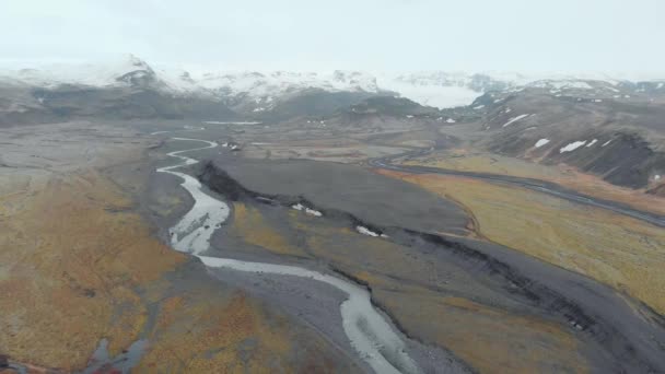 Earial 冬の間の雪と火山島の風景の上の飛行 — ストック動画
