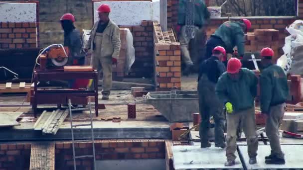 Großaufnahme Von Bauarbeitern Mit Rothelmen Auf Einem Bau Befindlichen Gebäude — Stockvideo