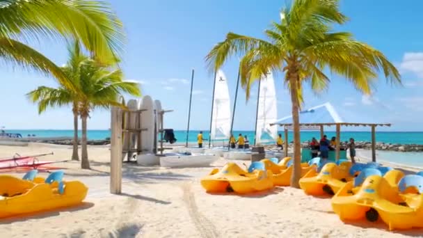 カヤック ボートや水上スポーツのための帆でいっぱいの島のビーチセクション — ストック動画