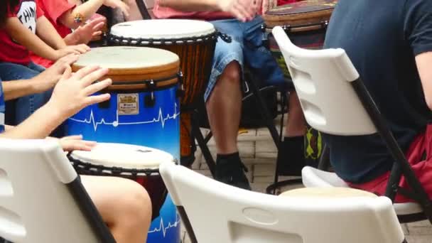 Дитячі Руки Грають Ручні Барабани Барабанному Колі — стокове відео