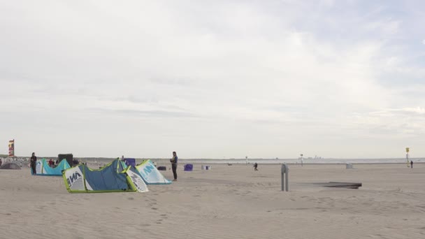 Кайтсерферы Проверяют Свое Снаряжение Пляже Ижмут Амстердамом — стоковое видео