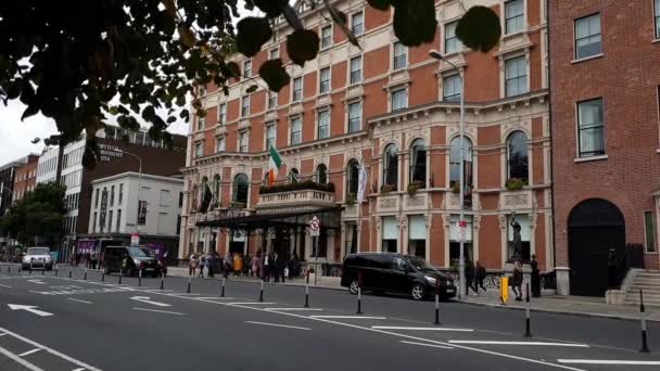 Irsko Dublin Mimo Shelbourne Hotel Ulici Auty Koně Kočár Projíždějící — Stock video