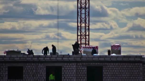 Los Constructores Están Trabajando Parte Superior Construcción Casa Tiempo Caducidad — Vídeos de Stock