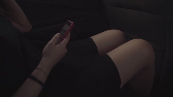 Dziewczyna Używa Telefonu Samochodzie Żeby Sprawdzić Zdjęcia — Wideo stockowe