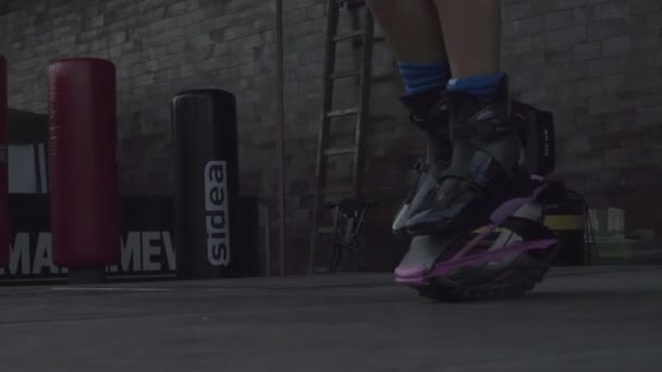 Dívka Pomocí Kangoo Skoky Boty Skákat Výš Během Cvičení — Stock video