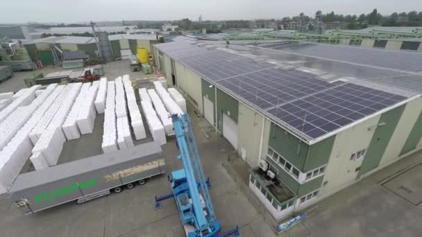 Drone Survolant Toit Industriel Avec Des Panneaux Solaires — Video