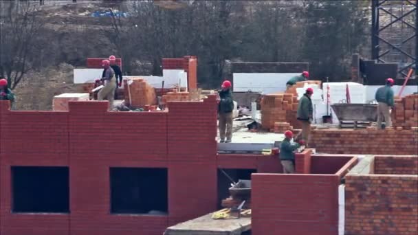 Close Builders Com Capacetes Vermelhos Prédio Construção Tempo Caducidade — Vídeo de Stock