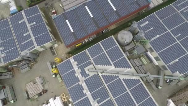 Drone Levantando Sobre Telhado Industrial Com Painéis Solares — Vídeo de Stock