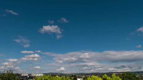 Bir Şehrin Üzerindeki Bulutların Zamanı Rüzgarla Birlikte Hızla Ilerliyor Bulutlar — Stok video