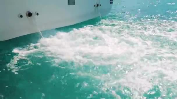 Limandaki Bir Motorlu Teknenin Arka Görüntüsü — Stok video