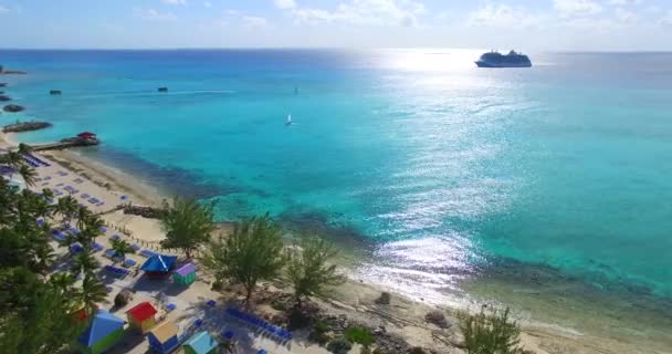 Widok Lotu Ptaka Statek Rejsowy Zakotwiczony Wybrzeży Wód Bahamów — Wideo stockowe