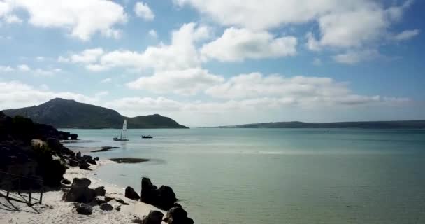 Drone Schot Vliegen Dicht Bij Jacht Oceaan — Stockvideo