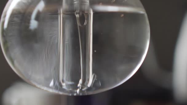 Panning Left Close Shot Flask Water Heating — Stock Video