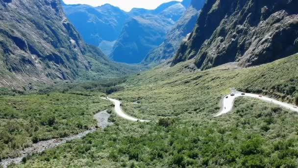 Аэросъемка Долины Национальном Парке Fiordland Автомобилями Движущимися Извилистой Дороге Солнечный — стоковое видео