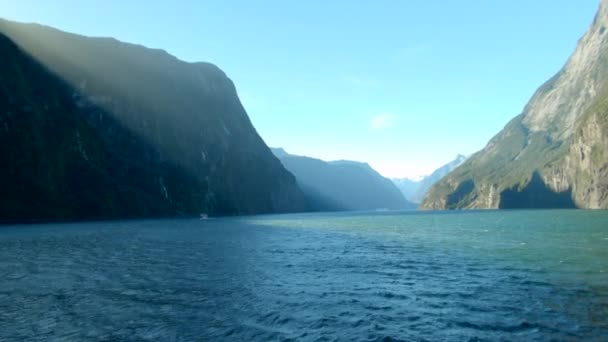 Sluneční Paprsky Přes Útesy Milford Sound Novém Zélandu Výstřel Lodi — Stock video