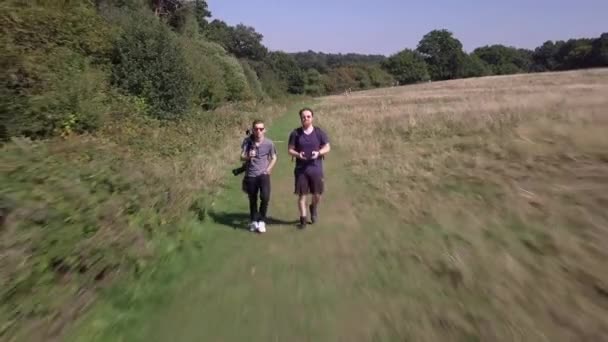 Drone Voando Para Longe Caras Andando Floresta Trent Park North — Vídeo de Stock