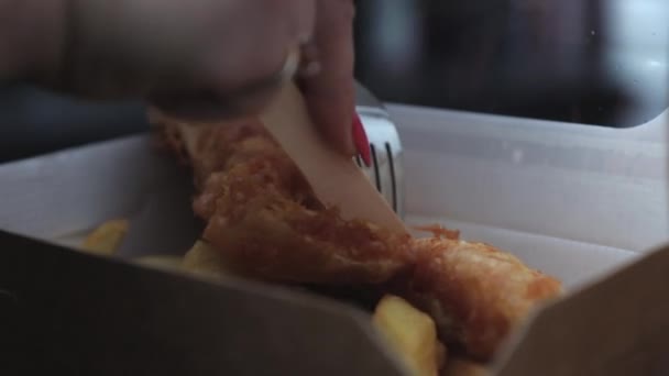 Nahaufnahme Einer Frau Die Mit Einem Holzmesser Fish Chips Schneidet — Stockvideo