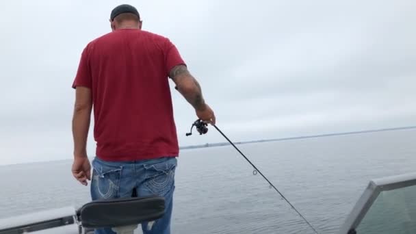 Człowiek Łowiący Ryby Łodzi Jeziorze Latem — Wideo stockowe