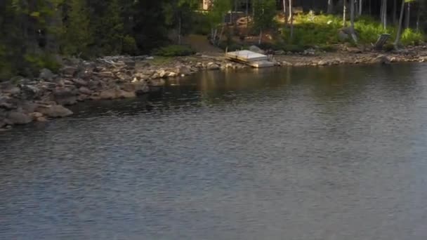 Filmato Aereo Lago Remoto Nel Maine Settentrionale Ingrandimento Mentre Scorre — Video Stock