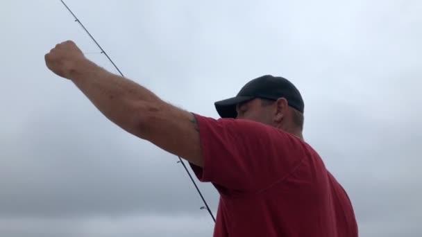 Άνδρας Που Ετοιμάζει Καλάμι Ψαρέματος Για Πάει Για Ψάρεμα Σκάφος — Αρχείο Βίντεο