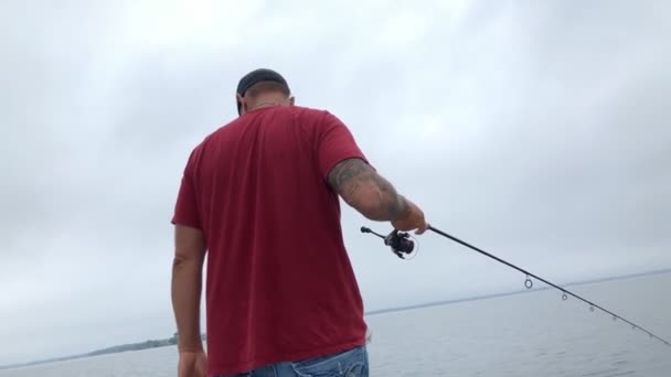 Homem Preparando Vara Pesca Para Pescar Barco — Vídeo de Stock