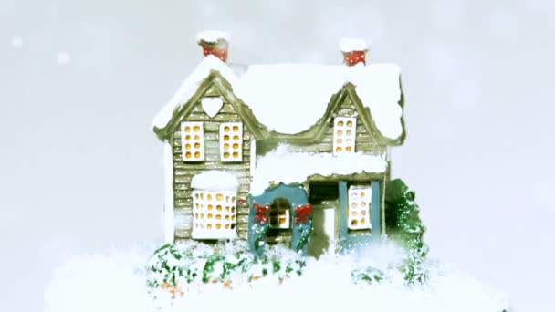 Weihnachtshaus Und Schnee — Stockvideo