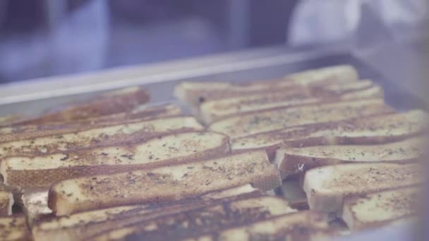 Cocinar Sándwiches Cangrejo Una Parrilla — Vídeo de stock