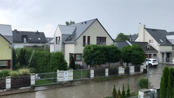 房屋建筑上的大雨 倾盆大雨和大风 在波兰Suchy Dwor拍摄 — 图库视频影像