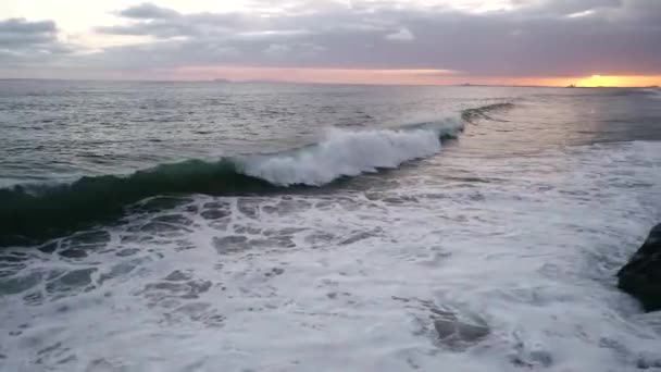 岩に衝突する日没時の潮の流れ — ストック動画