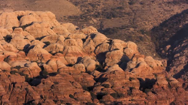 Wadi Dana Formasi Batu Merah Dengan Cahaya Matahari Terbenam Cagar — Stok Video
