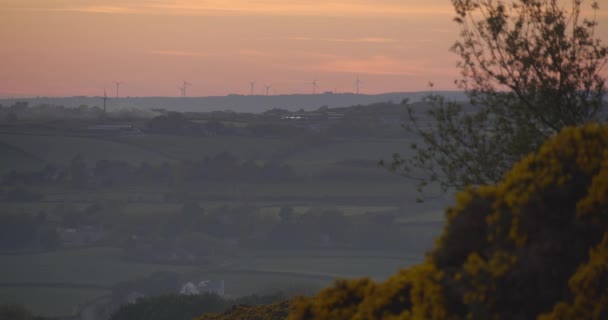 风力涡轮机在远方的风中飘扬 — 图库视频影像