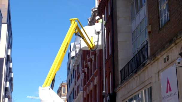 Electricista Arreglando Poste Luz Rathbone Place Londres Estación Tottenham Court — Vídeo de stock